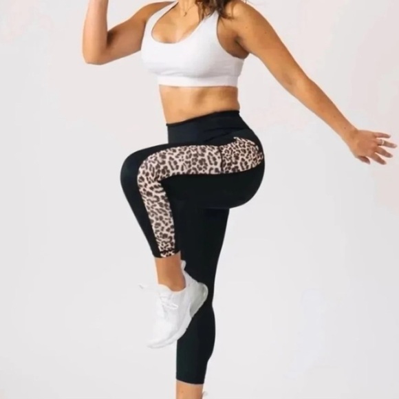 (NWT) Zyia Women’s Leopard Pocket Brilliant Hi-Rise Capri 20" in Black - Picture 6 of 16